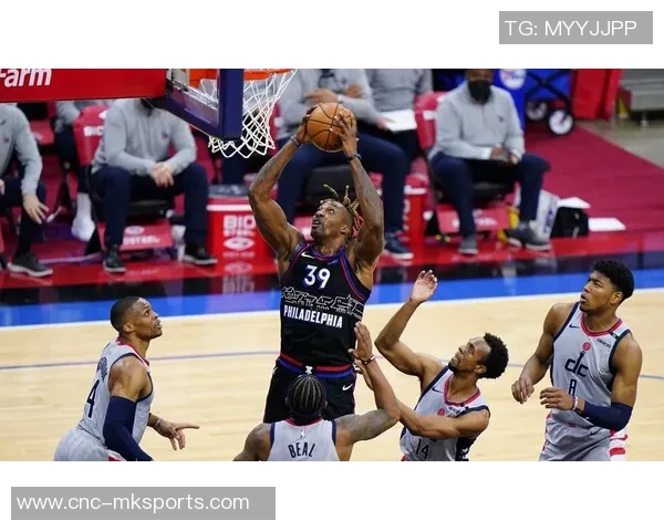 亚当斯在比赛中崴脚但表现稳定跑动无明显跛行状态良好